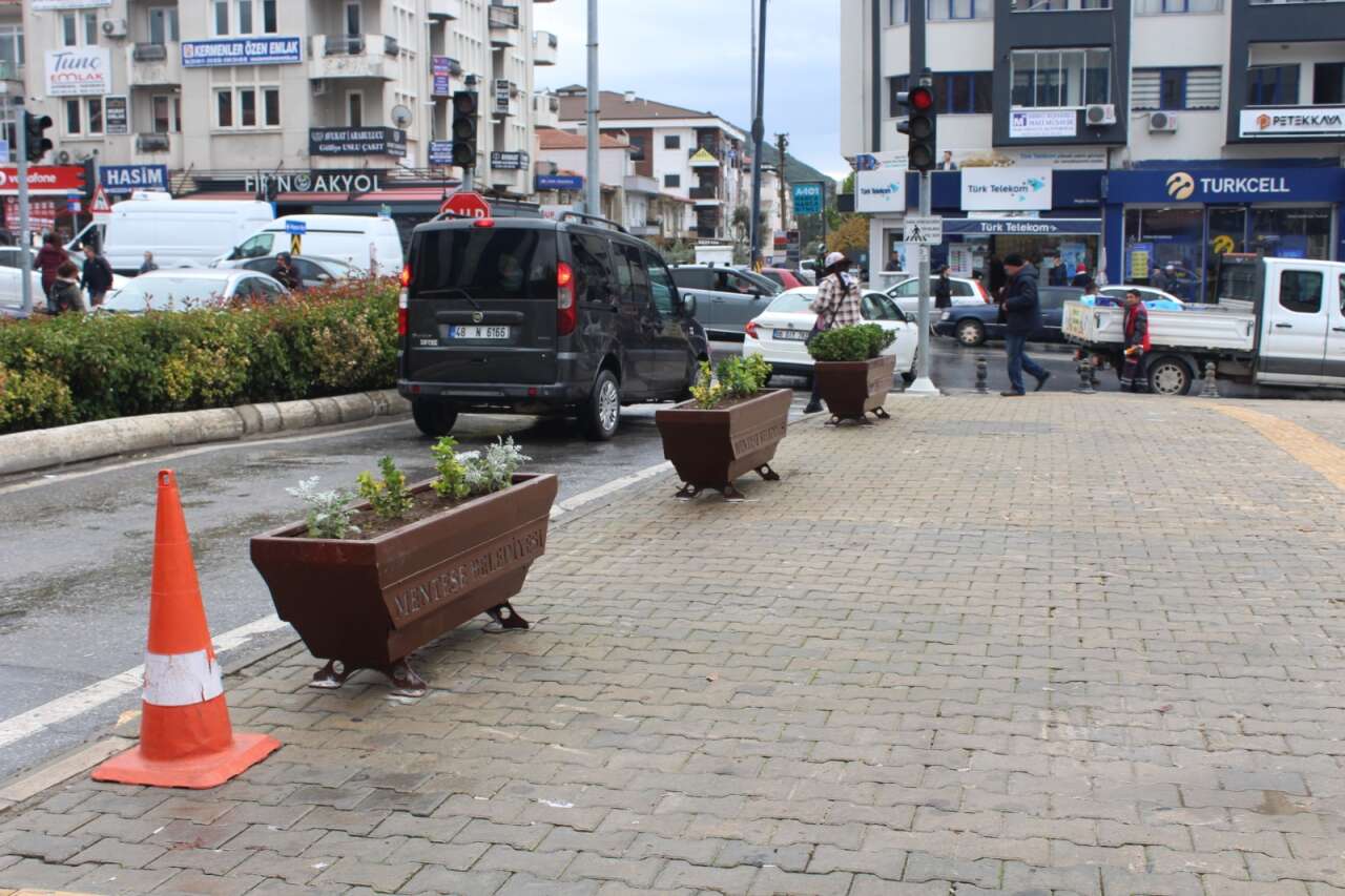 Menteşe’de Kaldırım İşgaline Çözüm: Saksılar Çivilenerek Sabitlendi 2